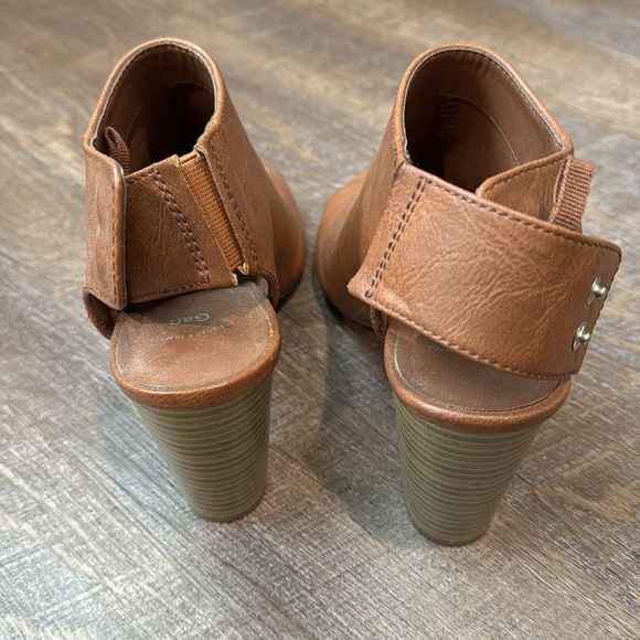 Gap cognac heeled bootie size 8 - Picture 4 of 4